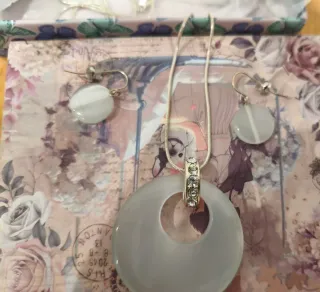 Conjunto collar y pendientes nacarados