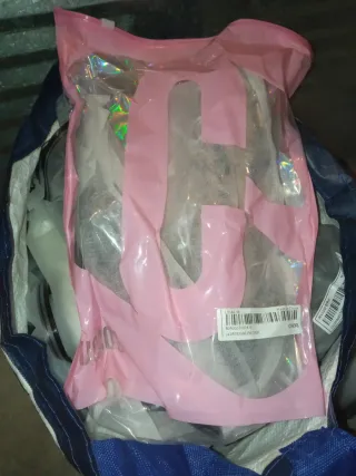 Zapatos de tacón plateados y rosas