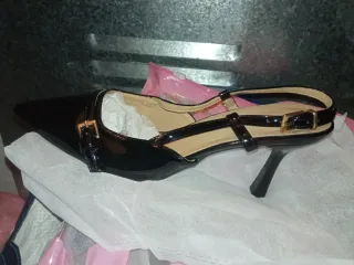 Zapatos de tacón plateados y rosas