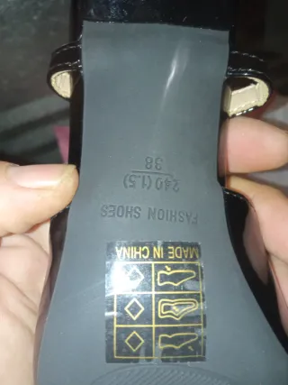 Zapatos de tacón plateados y rosas