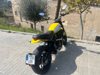 Moto Ducati Scrambler de finales de 2020 - 6500 km