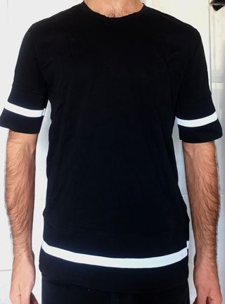 Camiseta negra con rayas blancas Zara Man