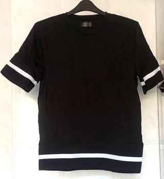 Camiseta negra con rayas blancas Zara Man