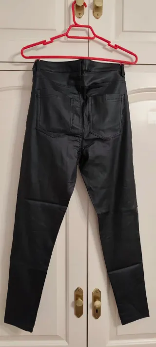 Pantalón efecto piel mujer