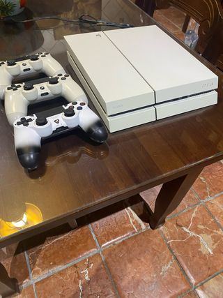 PS4 Blanca + 3 mandos