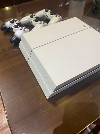 PS4 Blanca + 3 mandos