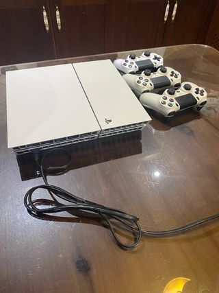 PS4 Blanca + 3 mandos