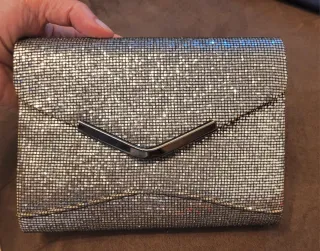 Bolso de fiesta plateado con cadena.