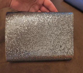 Bolso de fiesta plateado con cadena.