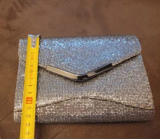 Bolso de fiesta plateado con cadena.