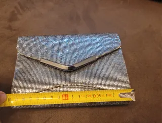 Bolso de fiesta plateado con cadena.