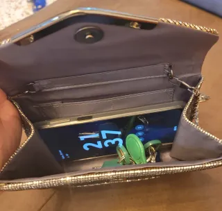 Bolso de fiesta plateado con cadena.