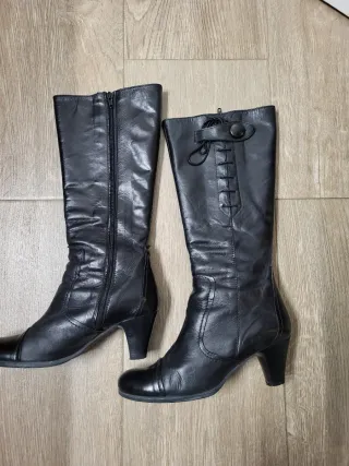 Botas de piel negras