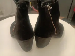 Zapatos con tacón bajo