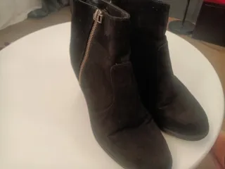 Zapatos con tacón bajo