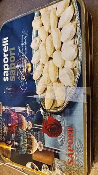 Scatola di latta vintage Sapor