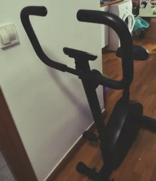 Bicicleta estática negra poco uso