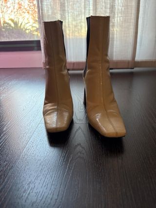 Botines Beige Tacón Cuadrado