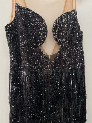 Vestido negro lentejuelas flecos