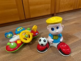 Giochi per neonati: macchinina e pupazzo