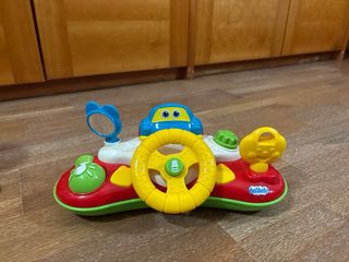 Giochi per neonati: macchinina e pupazzo