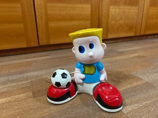 Giochi per neonati: macchinina e pupazzo