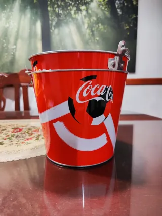 Due cubi metallici Coca-Cola design calcio