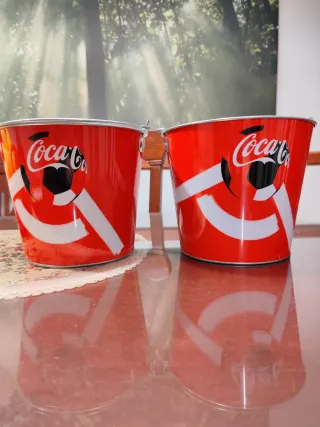 Due cubi metallici Coca-Cola design calcio