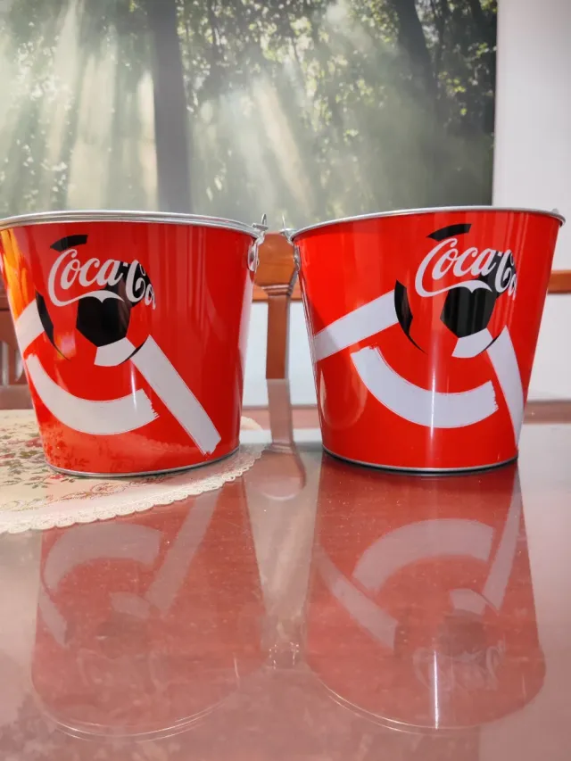 Due cubi metallici Coca-Cola design calcio