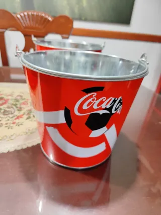 Due cubi metallici Coca-Cola design calcio