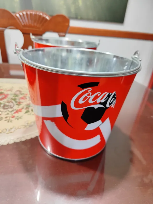 Due cubi metallici Coca-Cola design calcio