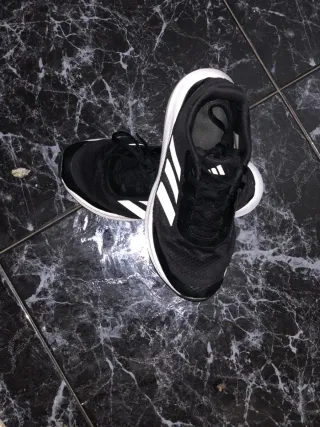 Zapatillas Adidas Negras y Blancas