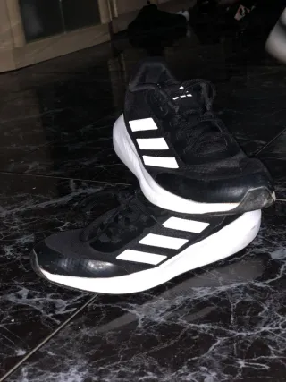 Zapatillas Adidas Negras y Blancas