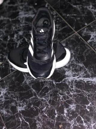 Zapatillas Adidas Negras y Blancas