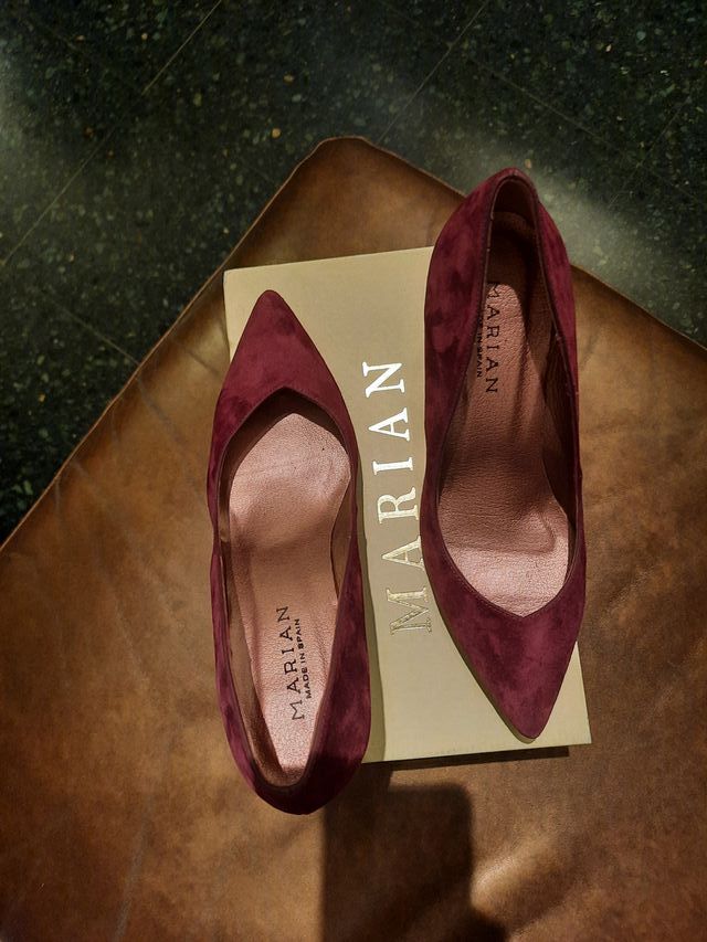 Salón tacón punta fina ante burdeos Marian