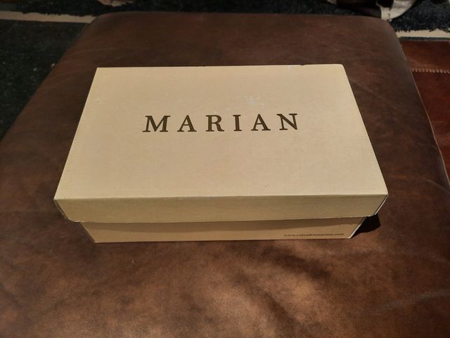 Salón tacón punta fina ante burdeos Marian