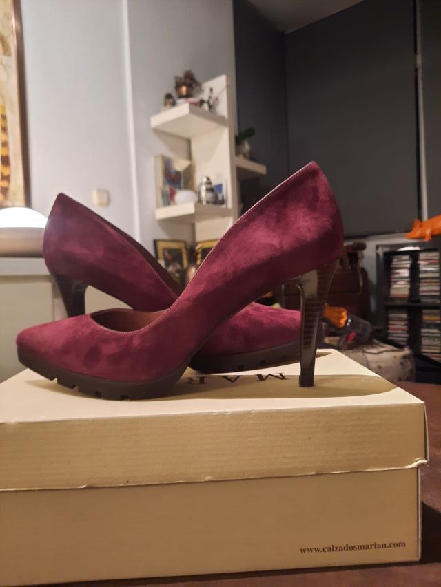 Salón tacón punta fina ante burdeos Marian