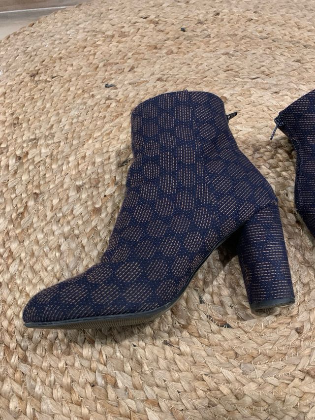 Botines azules y marrones