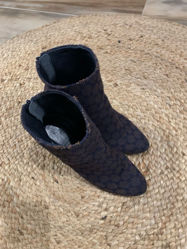 Botines azules y marrones