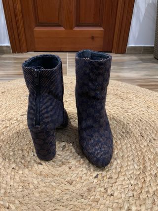 Botines azules y marrones