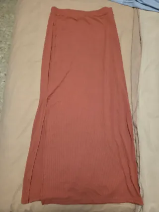 Falda larga roja con abertura