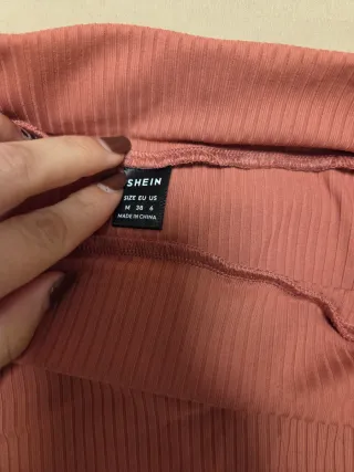 Falda larga roja con abertura