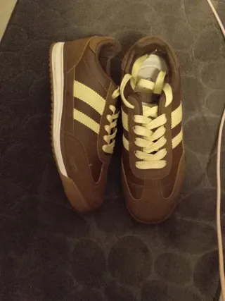 Zapatillas Marrones y Amarillas