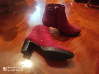 Botín ante burdeos con tachuelas