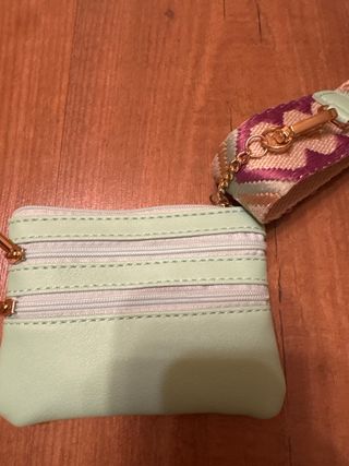 Colgador móvil con monedero y correa