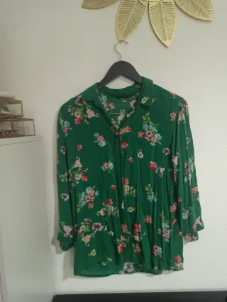 Blusa Stradivarius flores verde