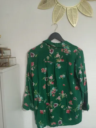 Blusa Stradivarius flores verde