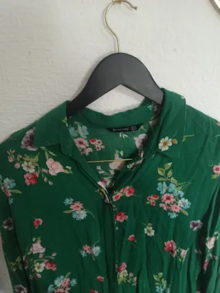 Blusa Stradivarius flores verde