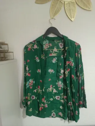 Blusa Stradivarius flores verde
