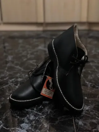 Botas negras con cordones y forro
